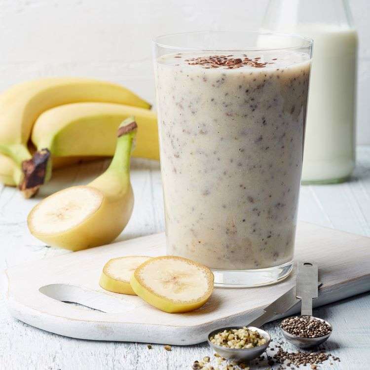 Veganer Proteinshake mit Kakao und Banane